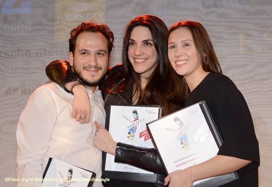 Chen Jerusalem  von der AMD (2. Preis für die Kollektion „The Jerusalem Syndrome“ ), Yurt Christine Mermer von der Deutschen Meisterschule für Mode (3. Preis mit der Kollektion „masallah“), Nathalie Laureen Schenkel von der Media Design Hochschule  (1. Platz mit der Kollektion „Implying Lines“ & der mit 2.000 Euro dotierten Publikumspreis) (©Foto: Ingrid Grossmann)